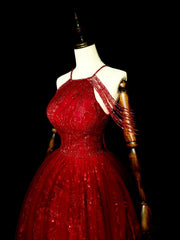 Vestido formal largo de tul rojo vino con cuentas y corte A con cuello halter 