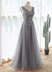 Vestido formal largo de tul con encaje en color gris 