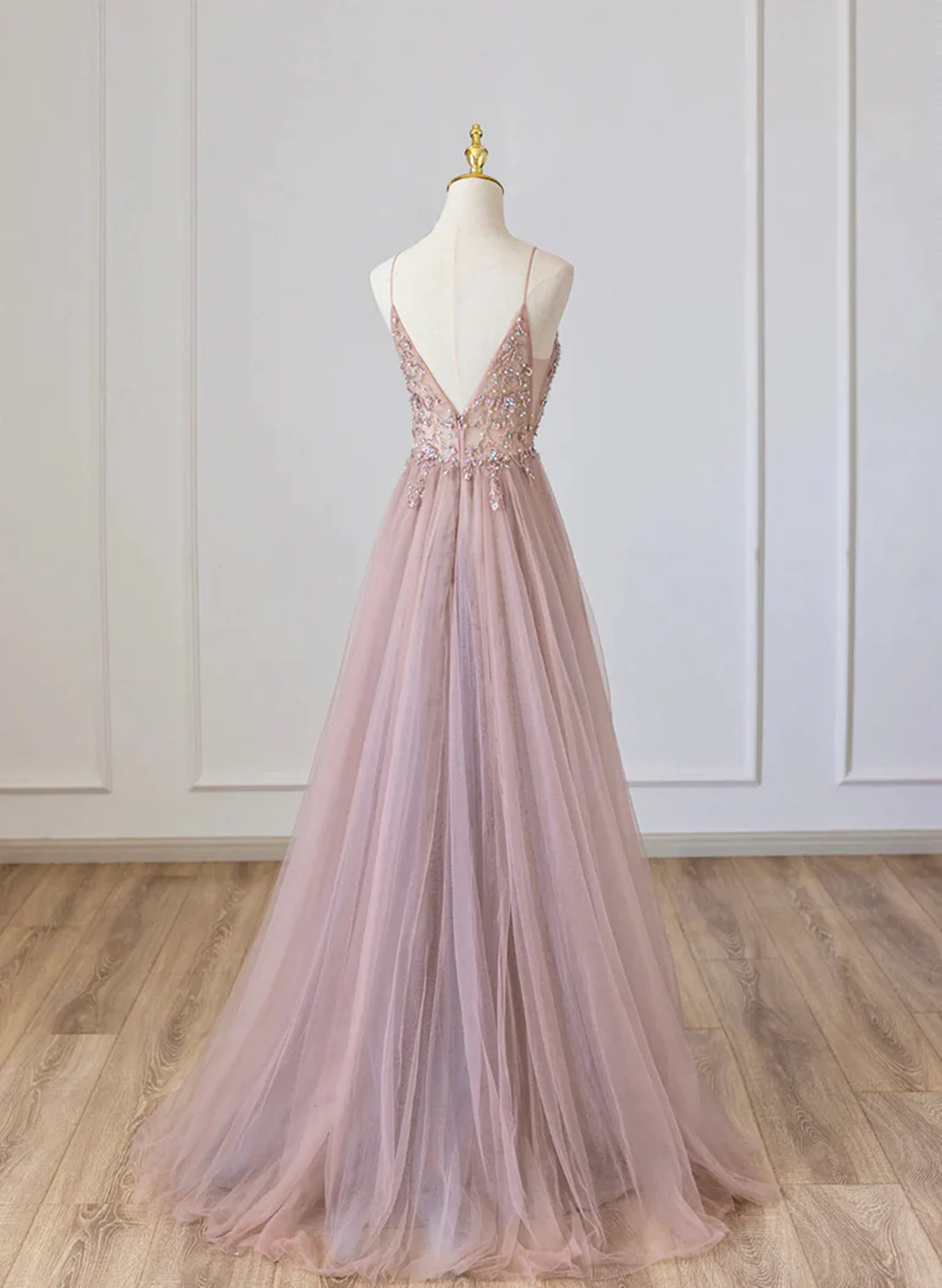 Vestido de fiesta rosa con escote en V, tirantes con cuentas y largo hasta el suelo 