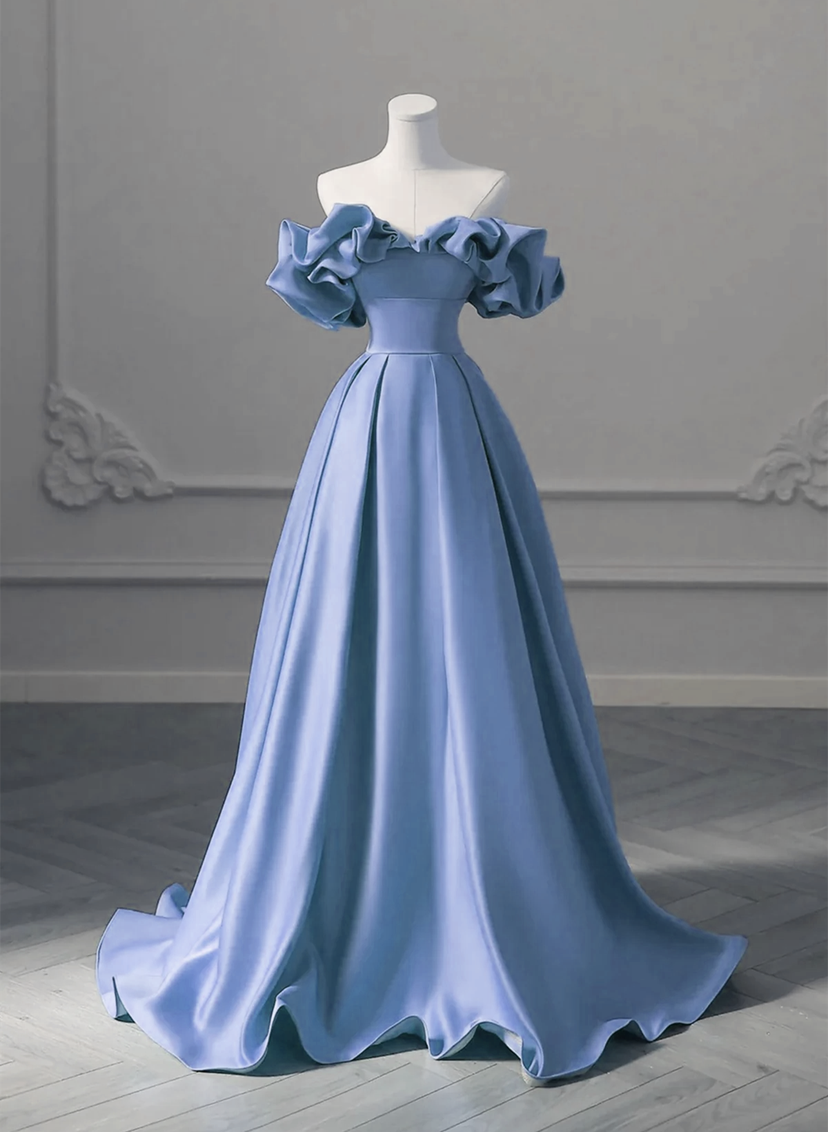 Vestido de noche largo de satén azul con hombros descubiertos y corte en A 