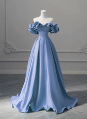 Vestido de noche largo de satén azul con hombros descubiertos y corte en A 