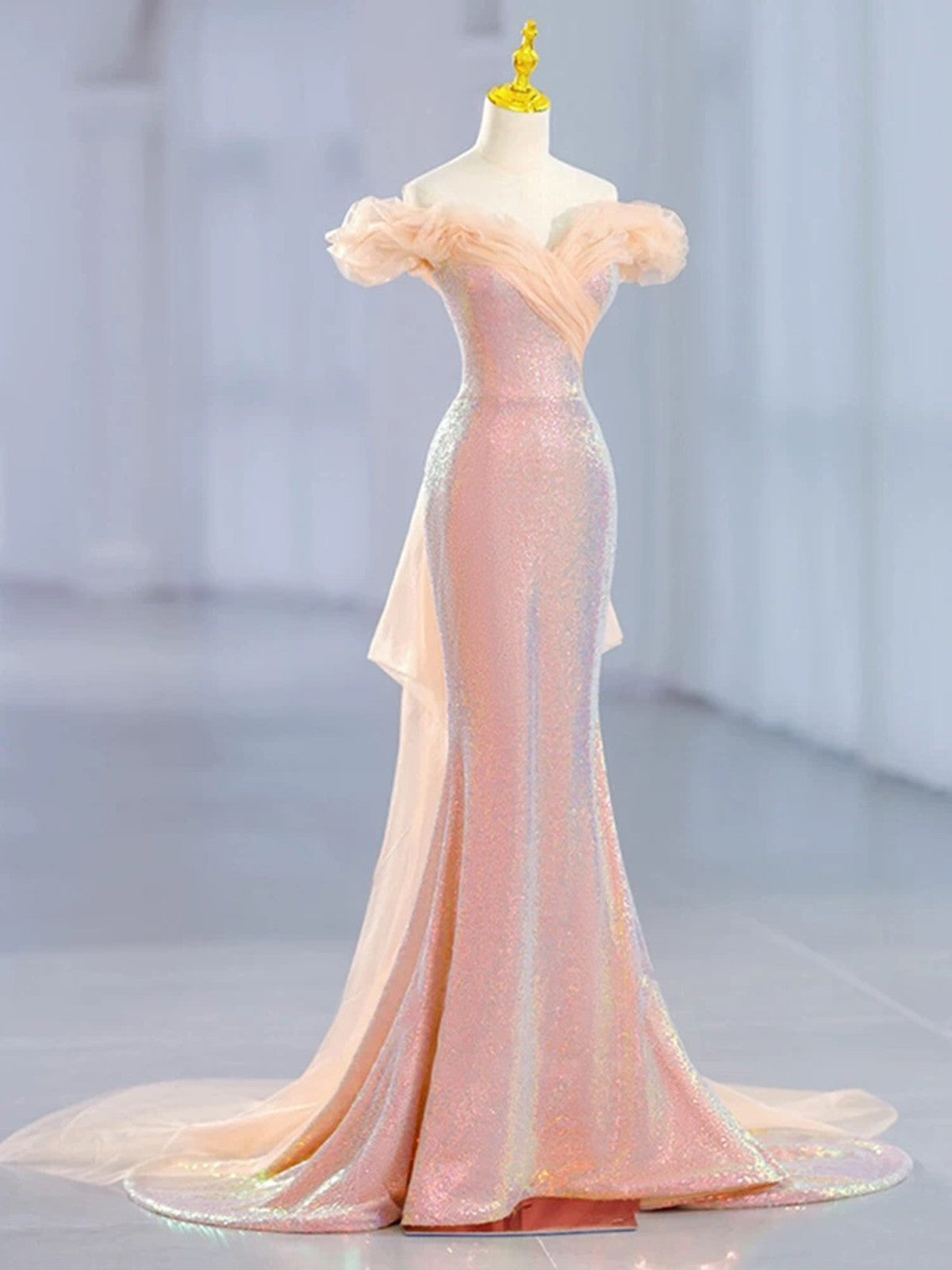 Precioso vestido de fiesta de sirena con lentejuelas y hombros descubiertos 