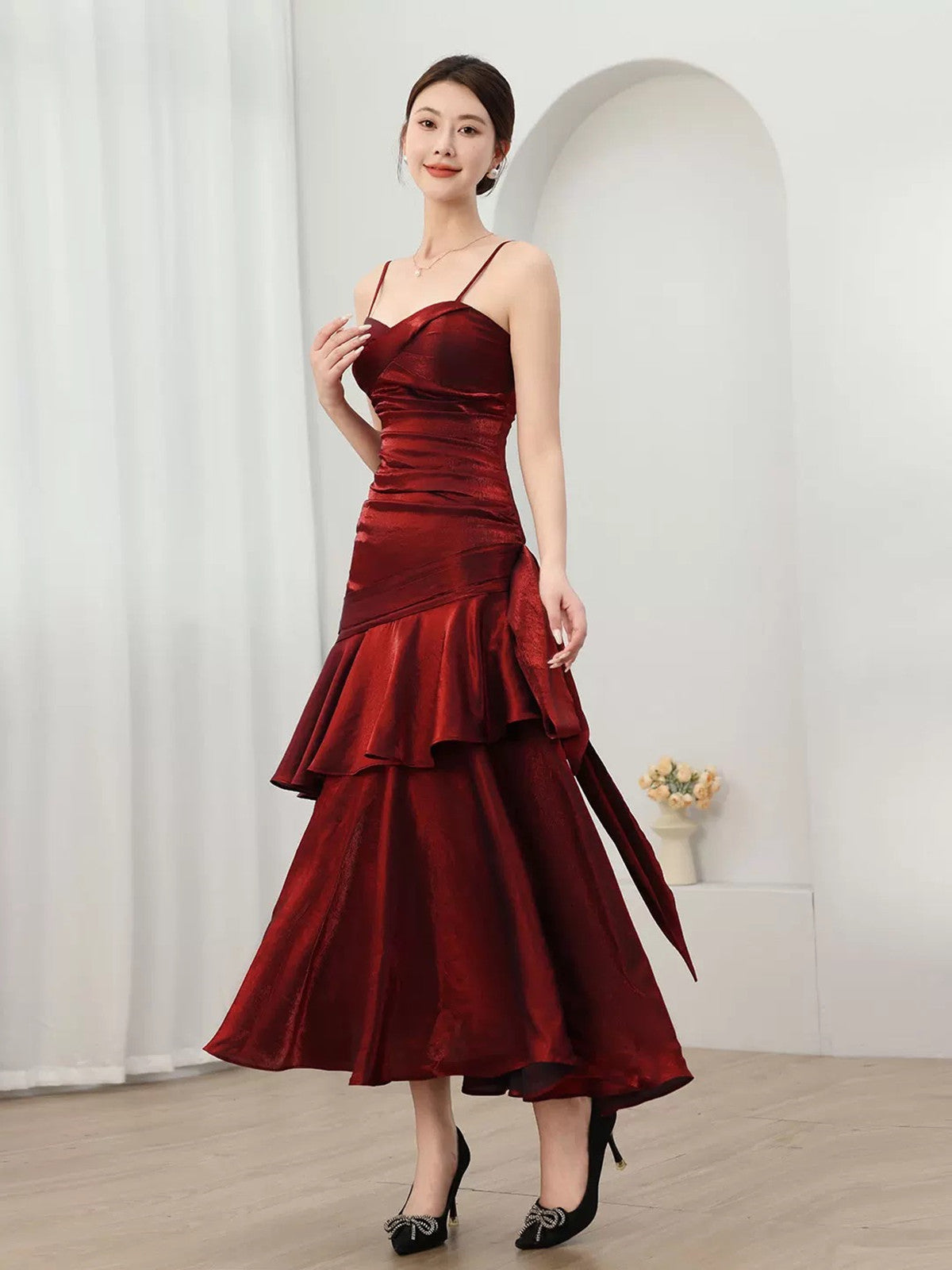 Vestido de noche largo con tirantes de sirena color rojo vino. 