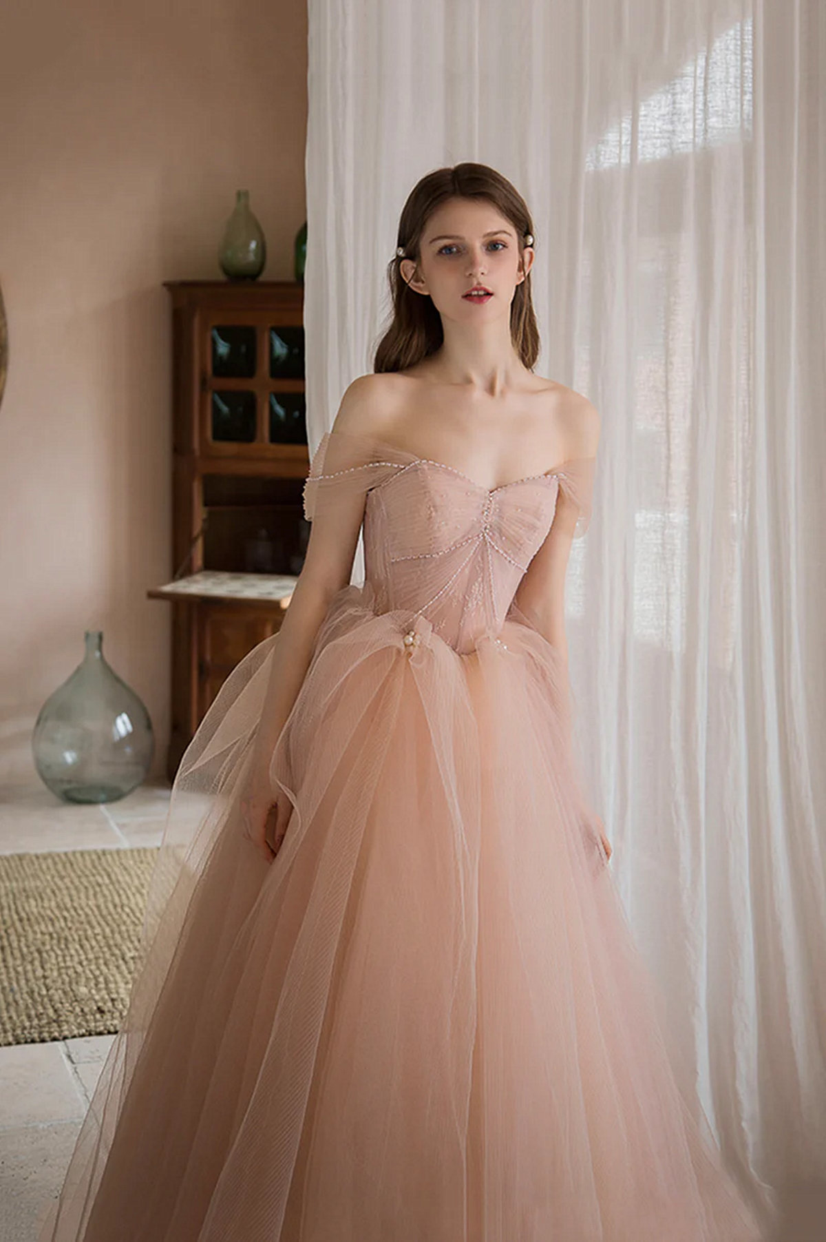 Vestido formal largo de tul rosa con hombros descubiertos 