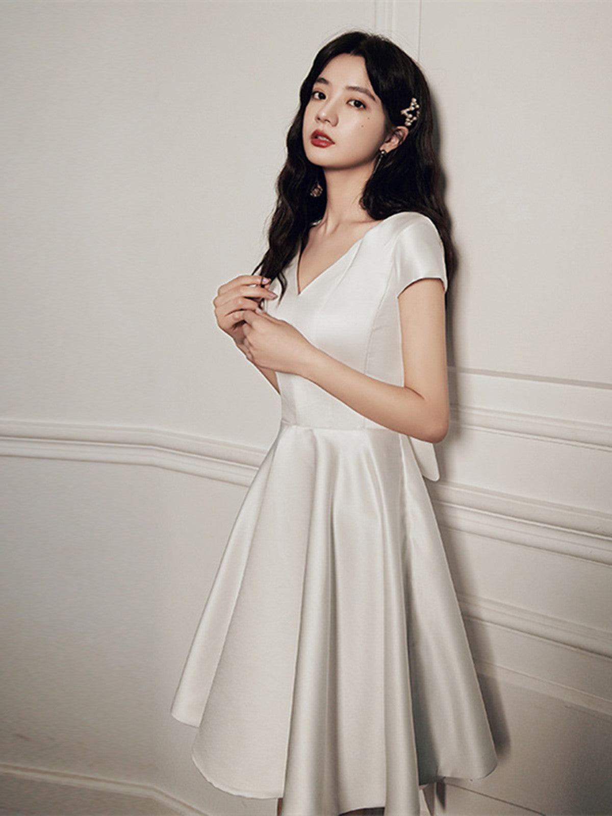 Vestido de fiesta sencillo de satén blanco hasta la rodilla 