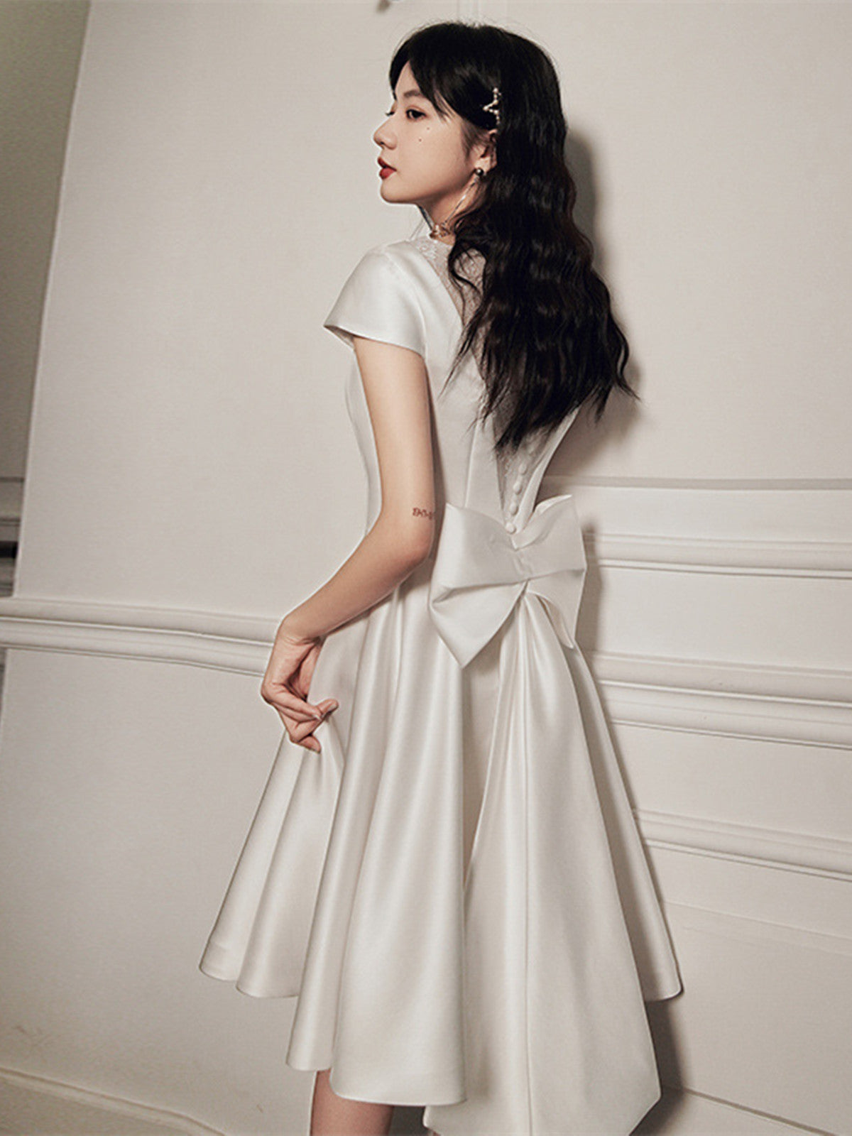 Vestido de fiesta sencillo de satén blanco hasta la rodilla 