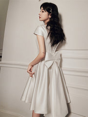 Vestido de fiesta sencillo de satén blanco hasta la rodilla 