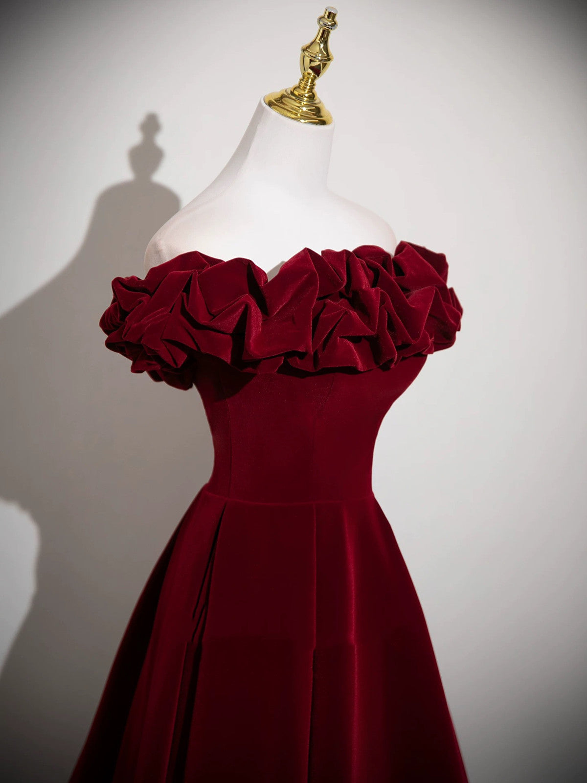 Vestido de fiesta de terciopelo rojo vino con hombros descubiertos, corte A y largo hasta el suelo 