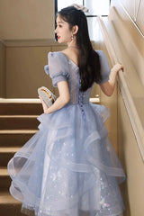 Vestido de fiesta azul claro de manga corta con encaje y largo hasta la rodilla 