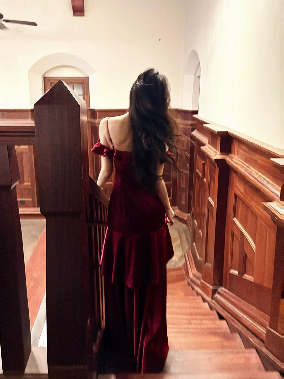 Vestido de fiesta largo de corte A con tirantes en color rojo vino 