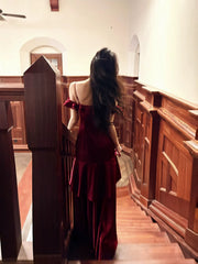 Vestido de fiesta largo de corte A con tirantes en color rojo vino 