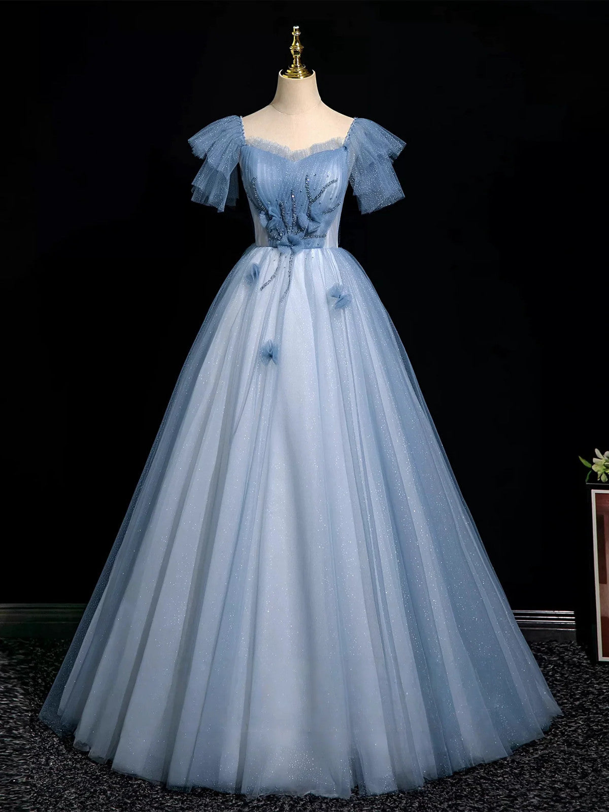 Vestido de fiesta azul de tul con escote en forma de A, hombros descubiertos y cuentas en forma de corazón 