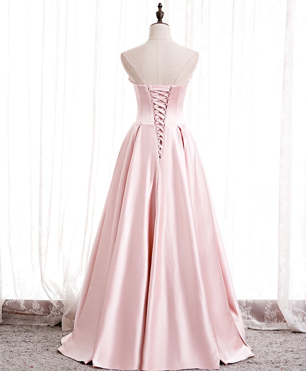 Vestido de fiesta largo de satén rosa con perlas 