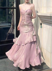 Vestido formal largo de satén rosa con tirantes de sirena 