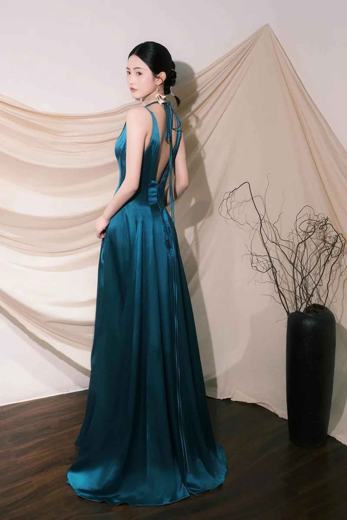 Vestido de fiesta azul de satén con cuello halter, corte A, espalda baja y largo hasta el suelo 