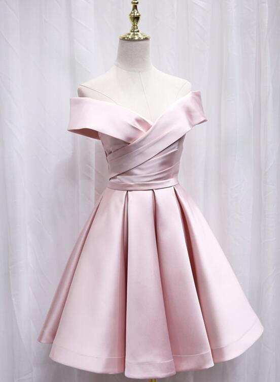 Lindo vestido de fiesta de satén rosa con escote en forma de corazón y hombros descubiertos hasta la rodilla 