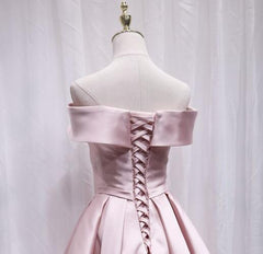 Lindo vestido de fiesta de satén rosa con escote en forma de corazón y hombros descubiertos hasta la rodilla 