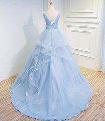 Hermosos vestidos de fiesta azules con escote en V y cola larga. 