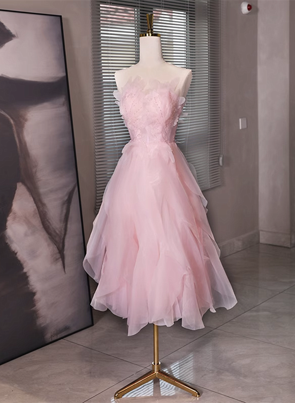 Vestido de fiesta corto con espalda baja y cuentas de tul rosa 