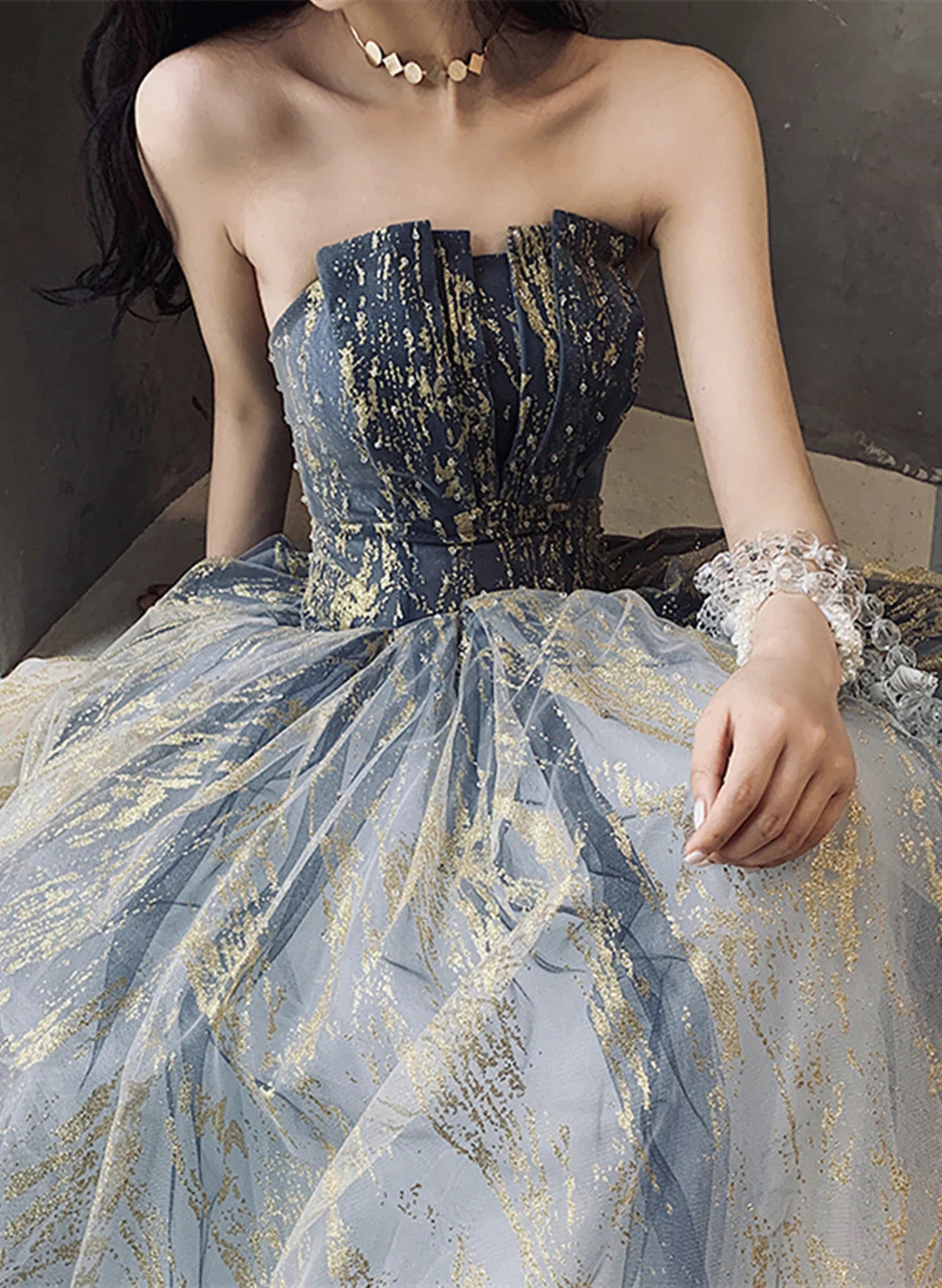 Hermoso vestido de fiesta largo de tul azul con cuentas y corte en A 