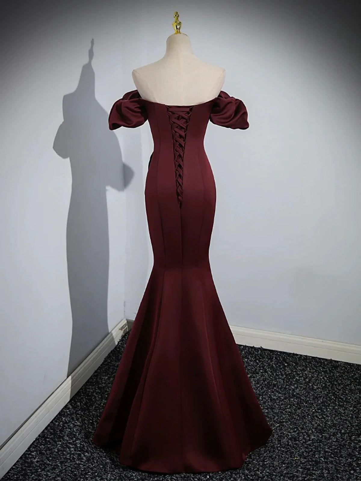 Vestido de fiesta de satén color granate con hombros descubiertos y corte sirena 