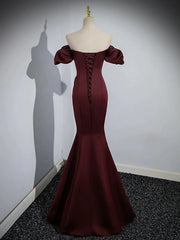 Vestido de fiesta de satén color granate con hombros descubiertos y corte sirena 