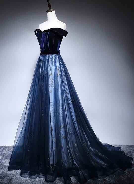 Hermoso vestido de fiesta largo azul marino con hombros descubiertos 