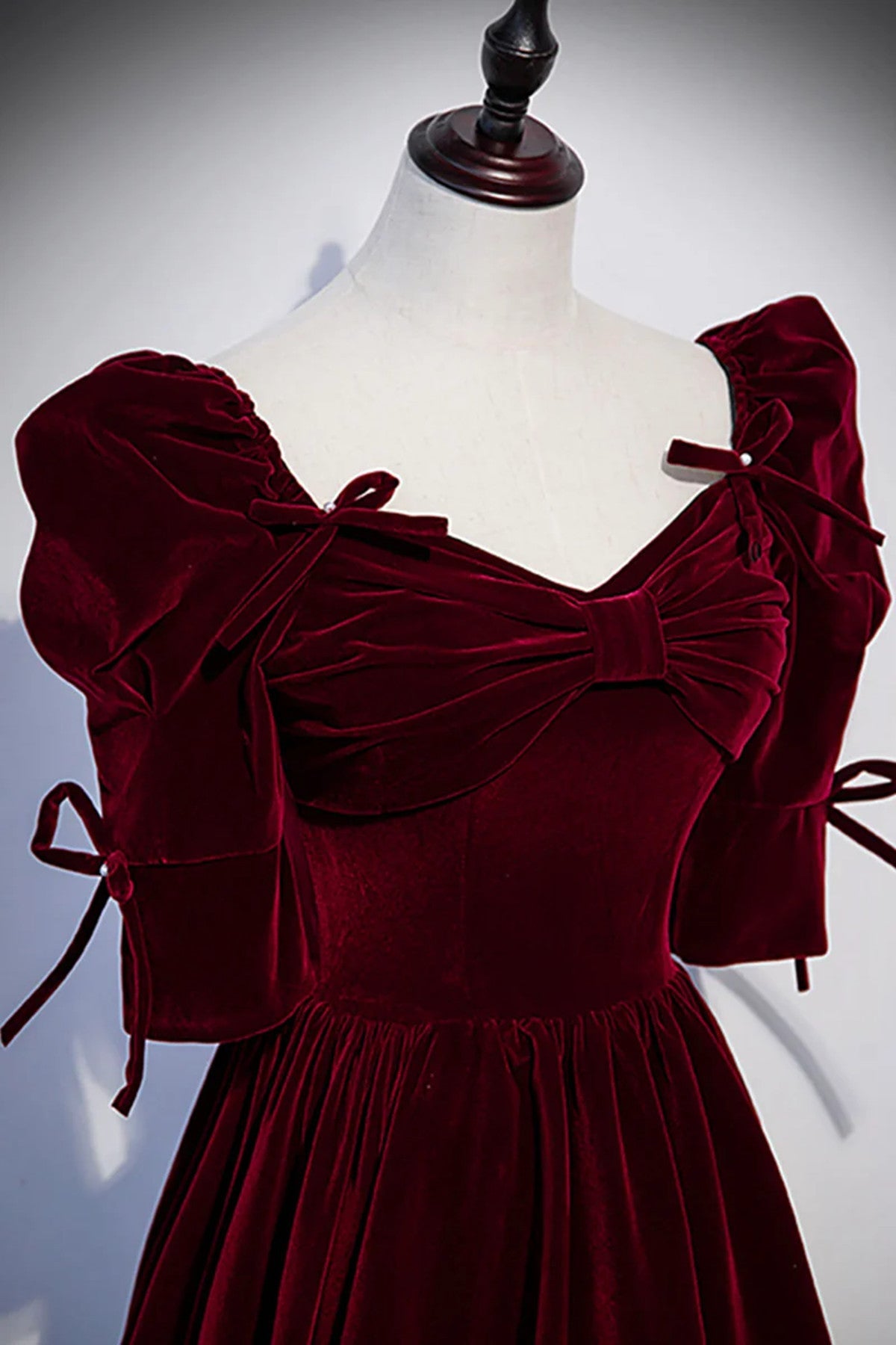 Vestido de fiesta de boda de terciopelo rojo vino con mangas cortas y corte A 