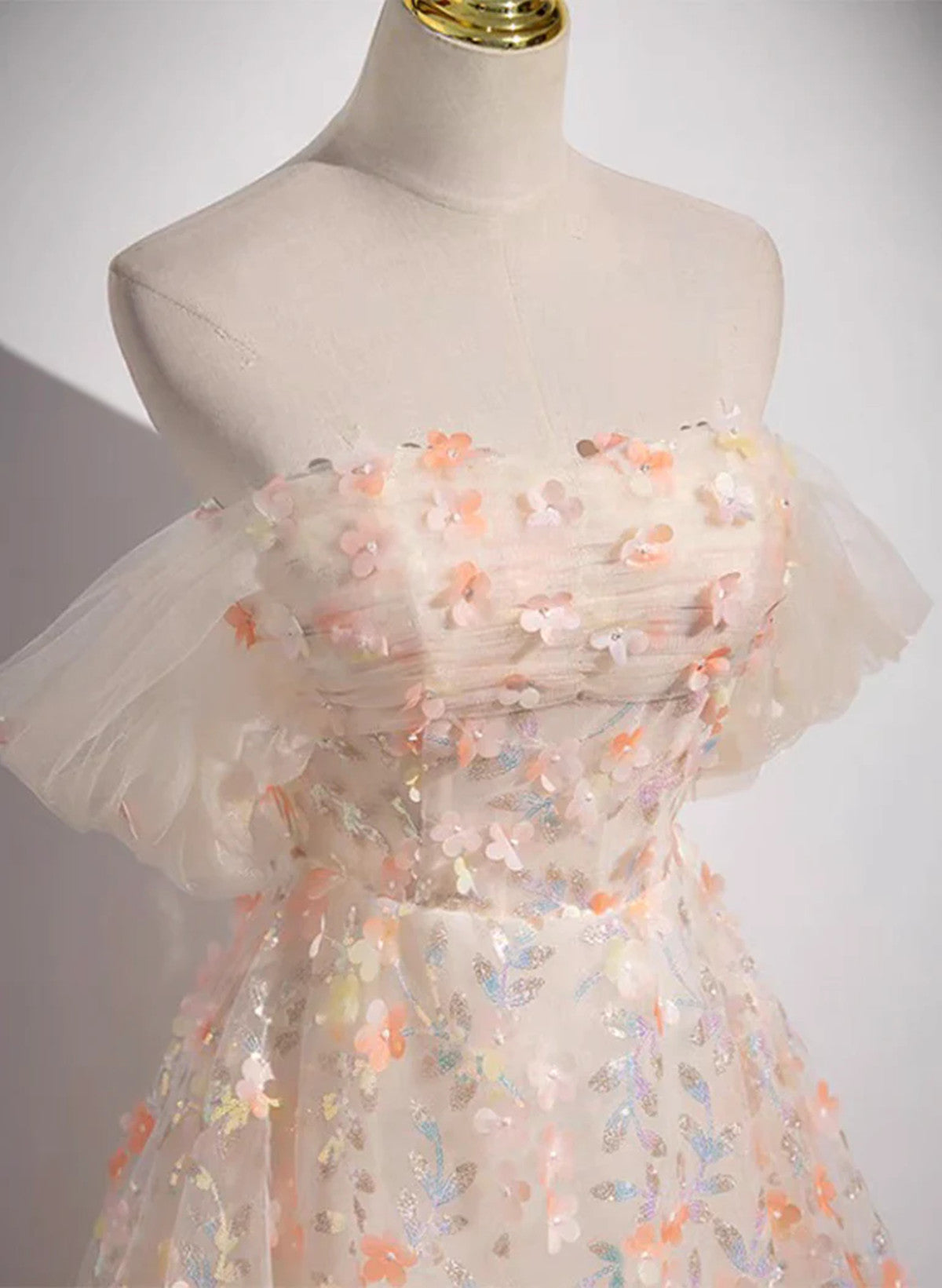 Vestido formal de encaje con flores y hombros descubiertos en forma de A 