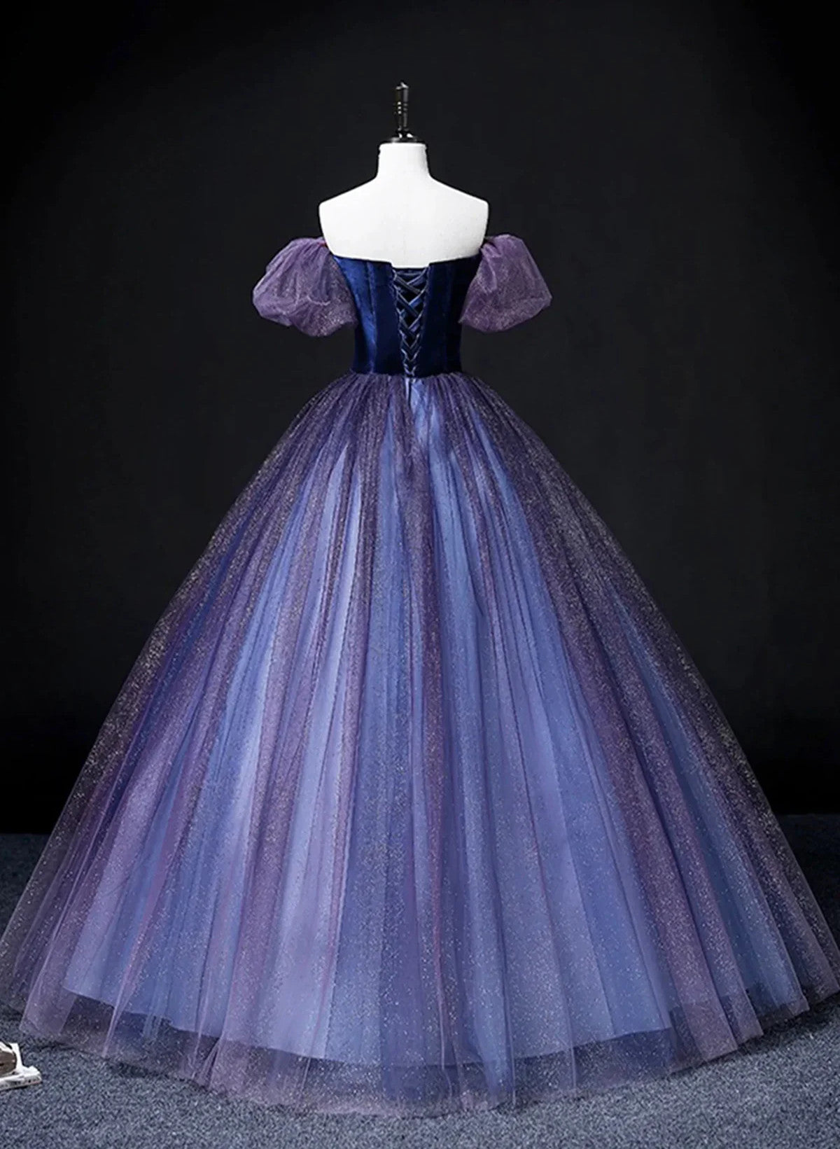 Vestido formal morado de tul y terciopelo con mangas cortas 