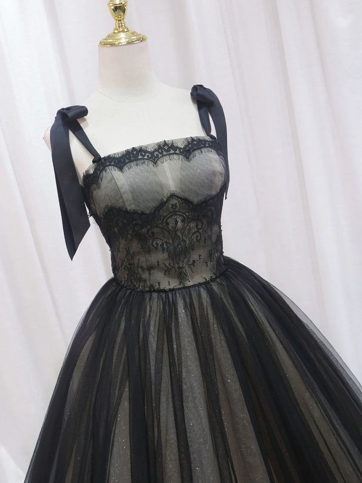 Vestido de fiesta con tirantes de tul negro y champán y encaje 