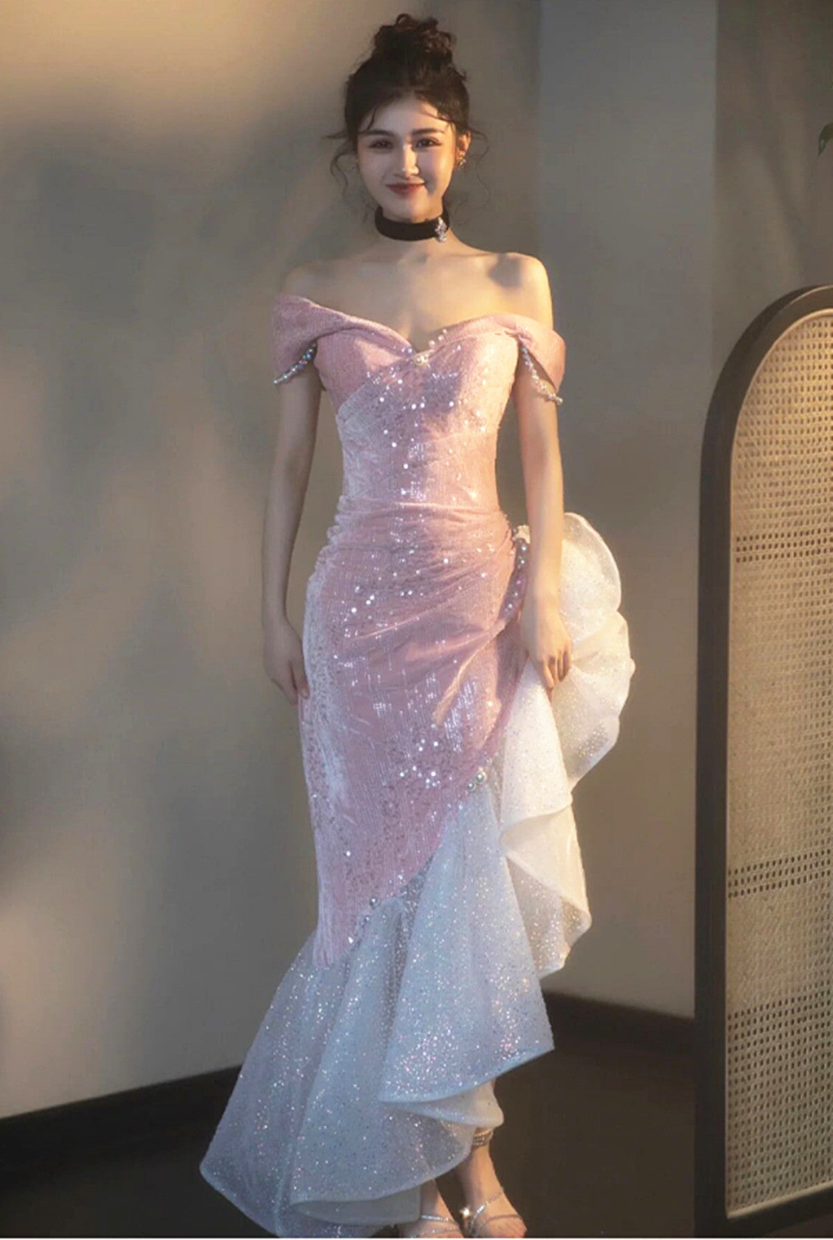 Vestido de fiesta elegante de sirena con hombros descubiertos y corte asimétrico en rosa 