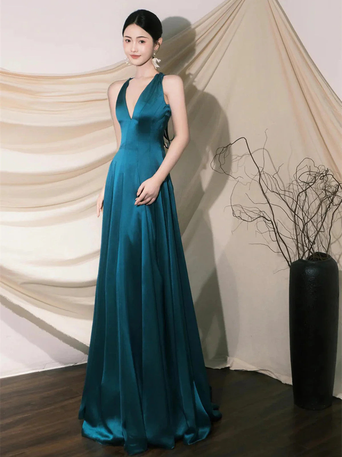 Vestido de fiesta azul de satén con cuello halter, corte A, espalda baja y largo hasta el suelo 