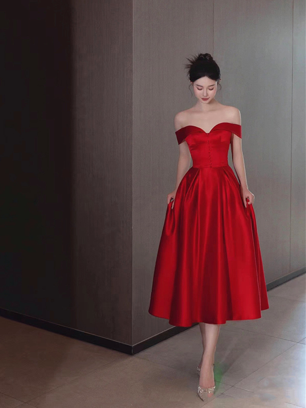 Vestido formal rojo de escote corazón y hombros descubiertos hasta la rodilla 