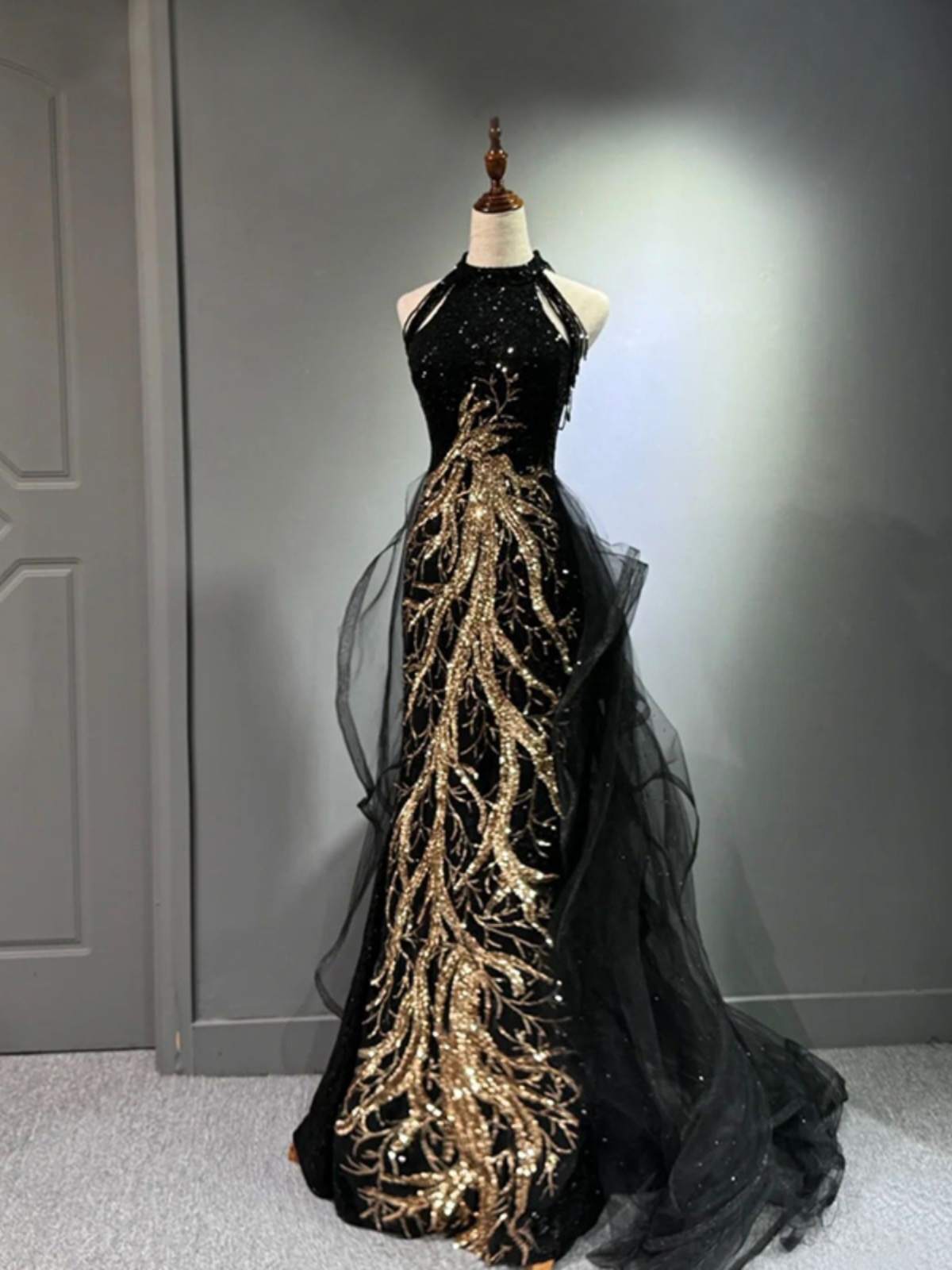Vestido de fiesta largo con lentejuelas y cuello halter negro personalizado y vestido rojo vino