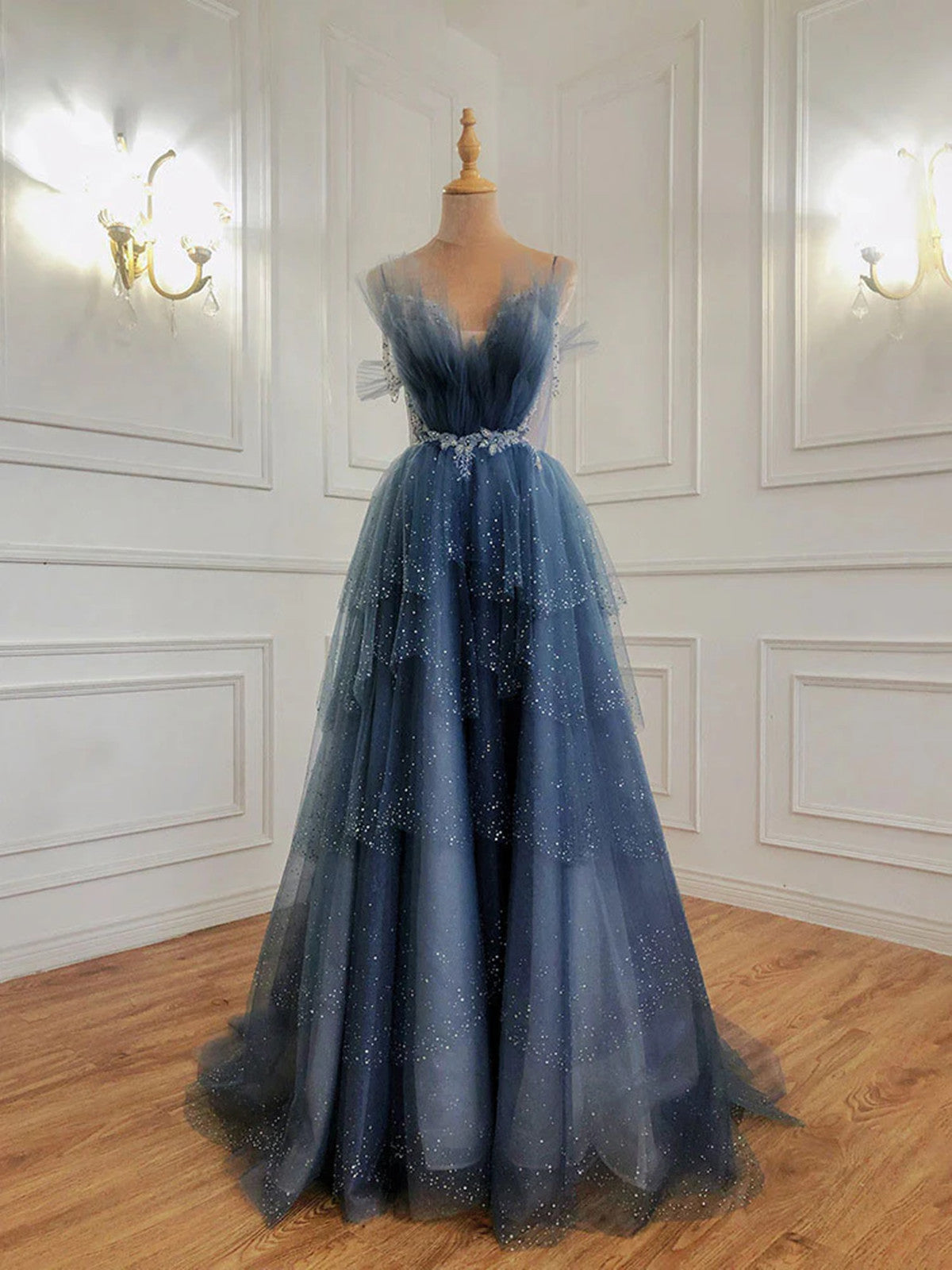 Vestido de fiesta de tul con espalda baja y tirantes de cuentas azul oscuro 
