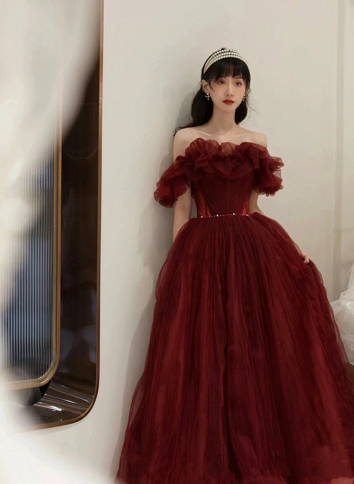 Encantador vestido de fiesta de tul con cuentas y hombros descubiertos en color rojo vino 