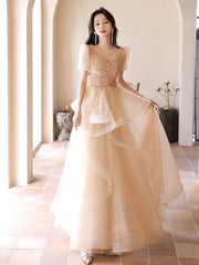 Vestido de fiesta de tul con encaje y mangas cortas color champán, corte A 