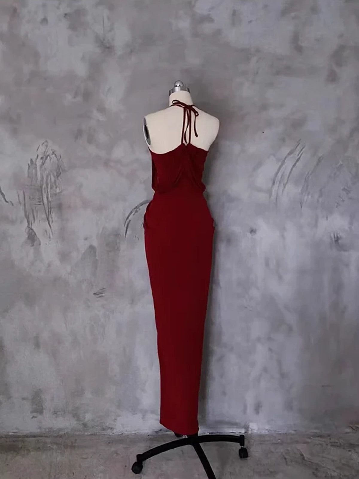 Vestido de fiesta rojo vino con cuello halter y hombros descubiertos 