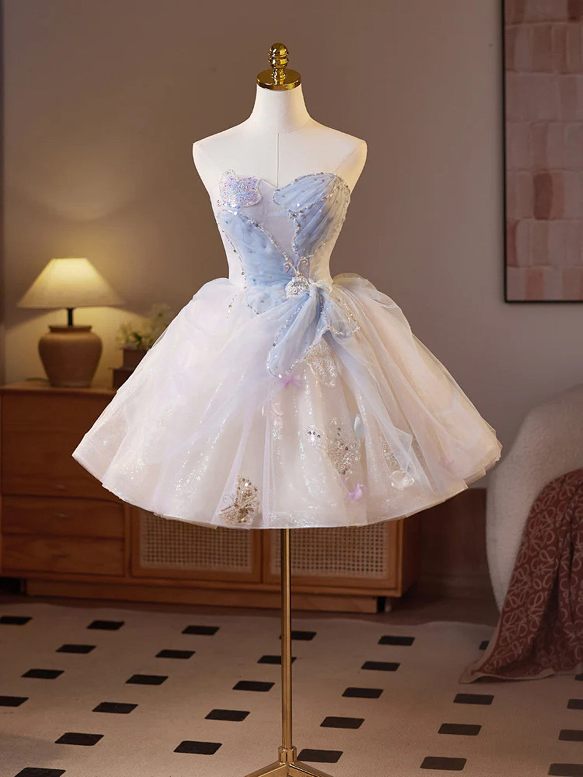 Lindo vestido de fiesta corto de tul con escote en forma de corazón y hombros descubiertos 