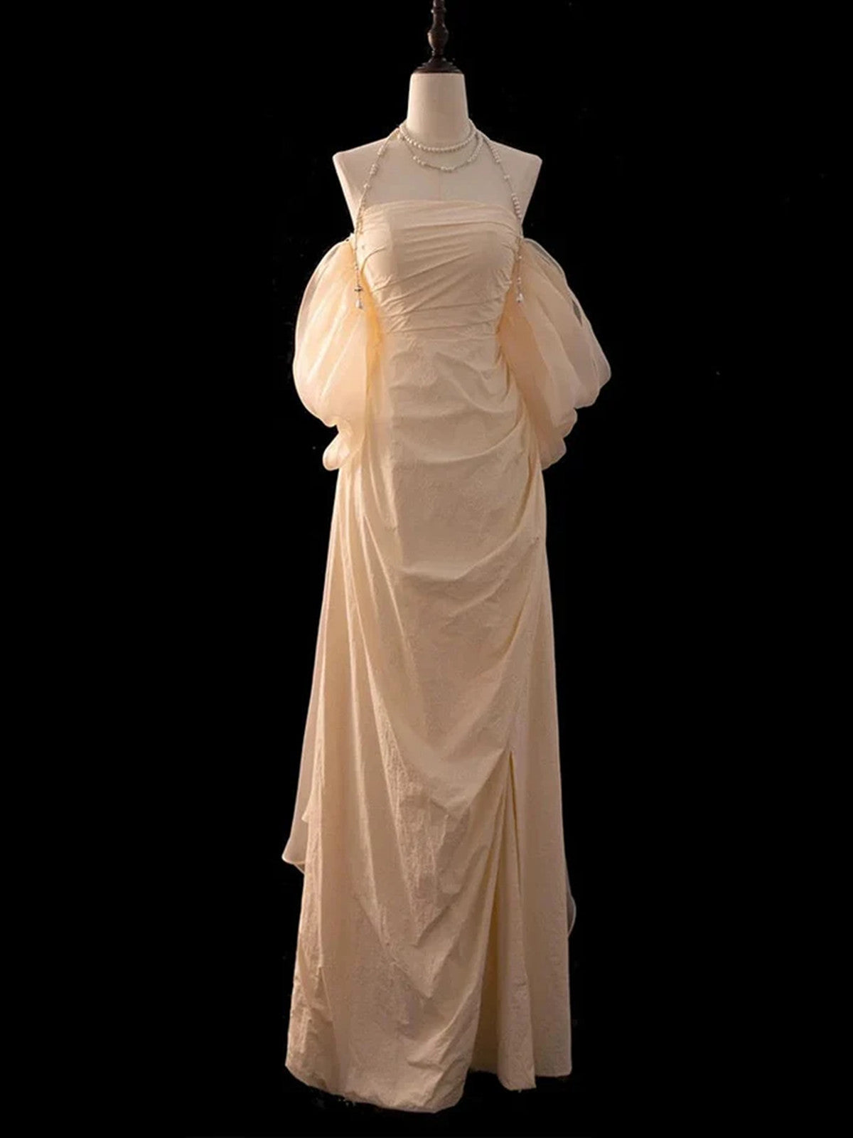 Vestido formal largo de tafetán color marfil con escote en A y corte en A 