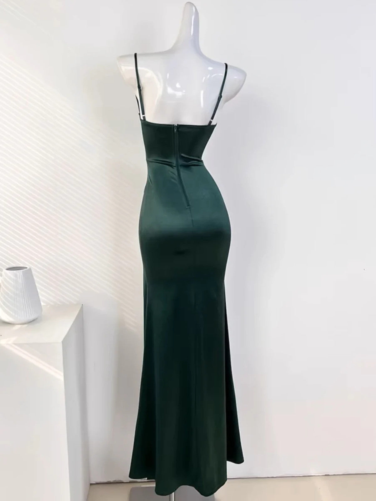 Vestido de fiesta largo de satén verde con tirantes de sirena y abertura en la pierna 