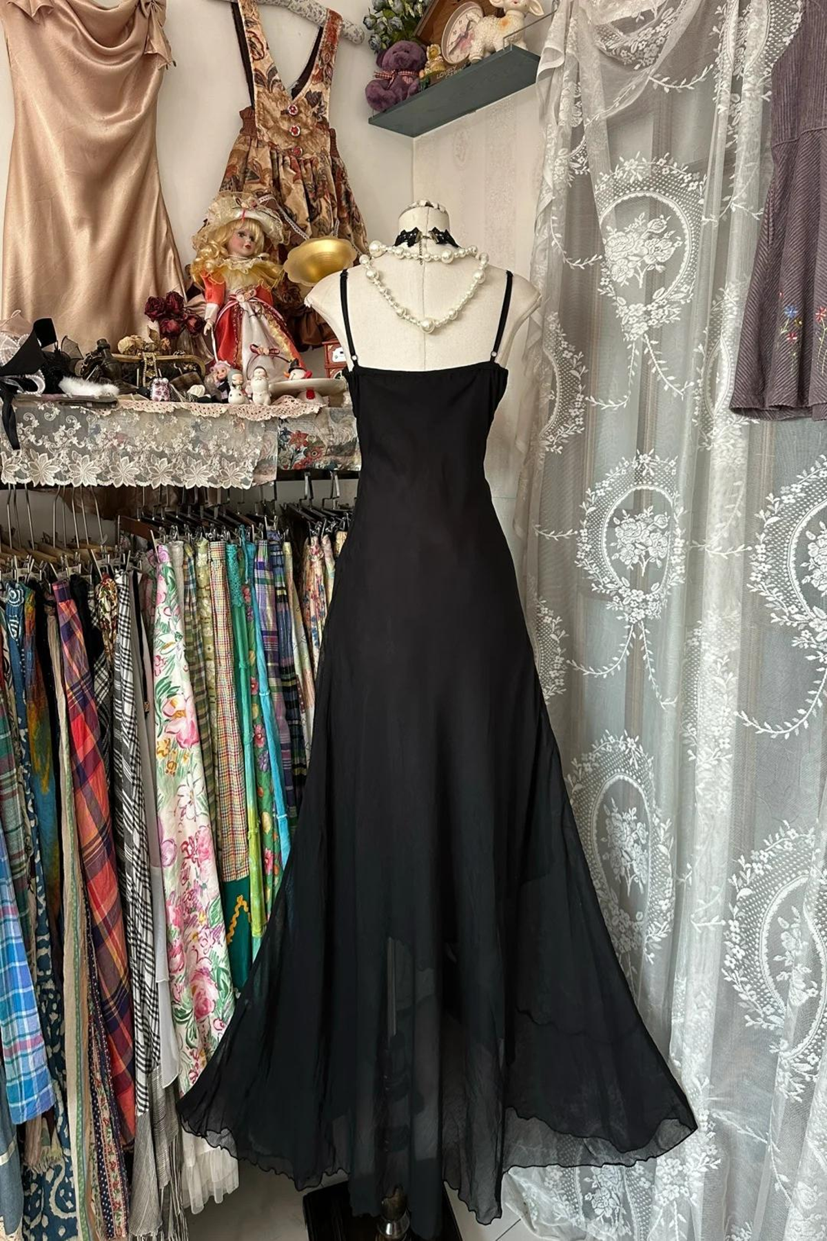 Vestido largo de fiesta de gasa negra con tirantes y cuentas 