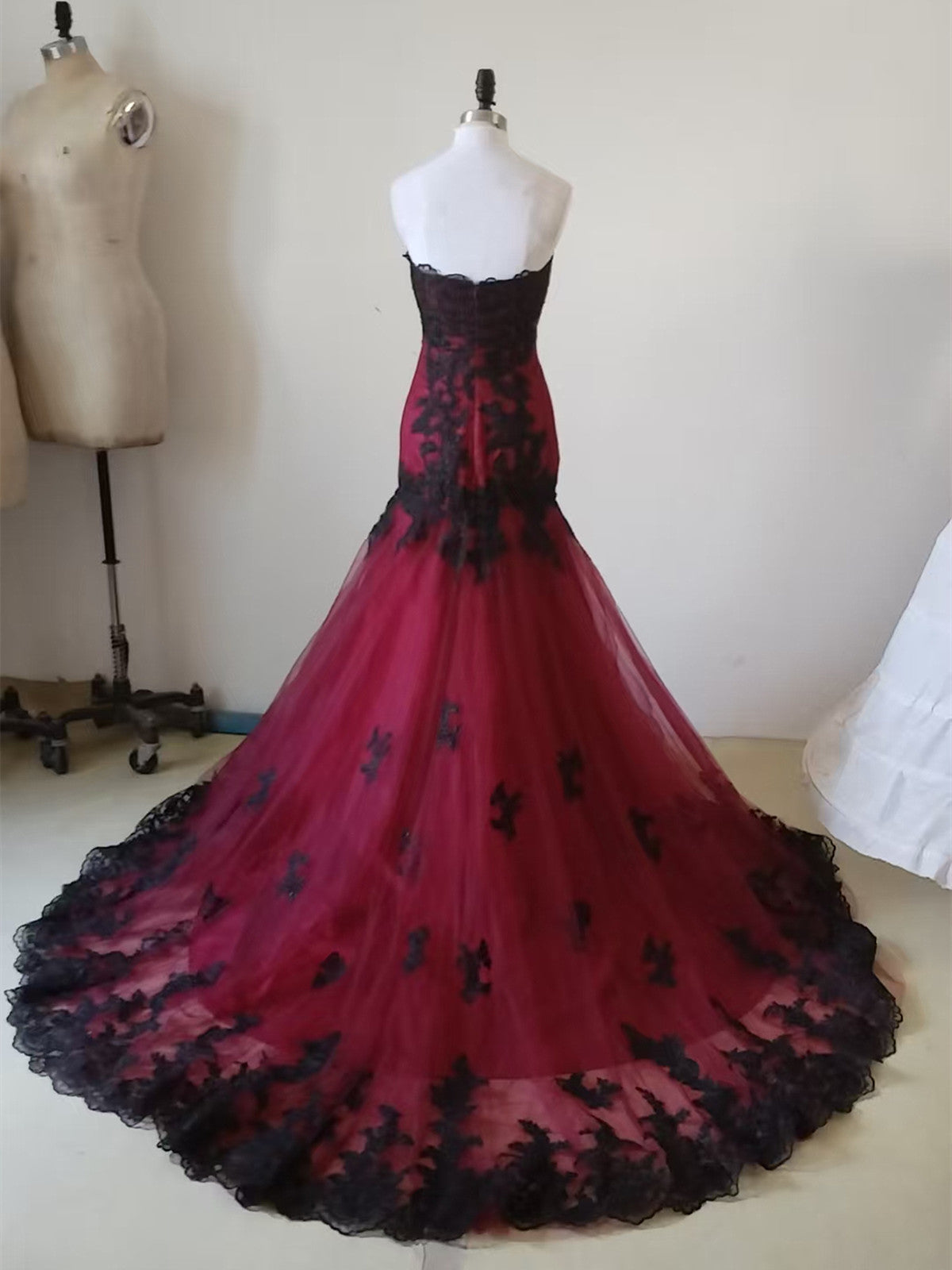 Vestido de fiesta estilo sirena de tul rojo vino con apliques de encaje negro 