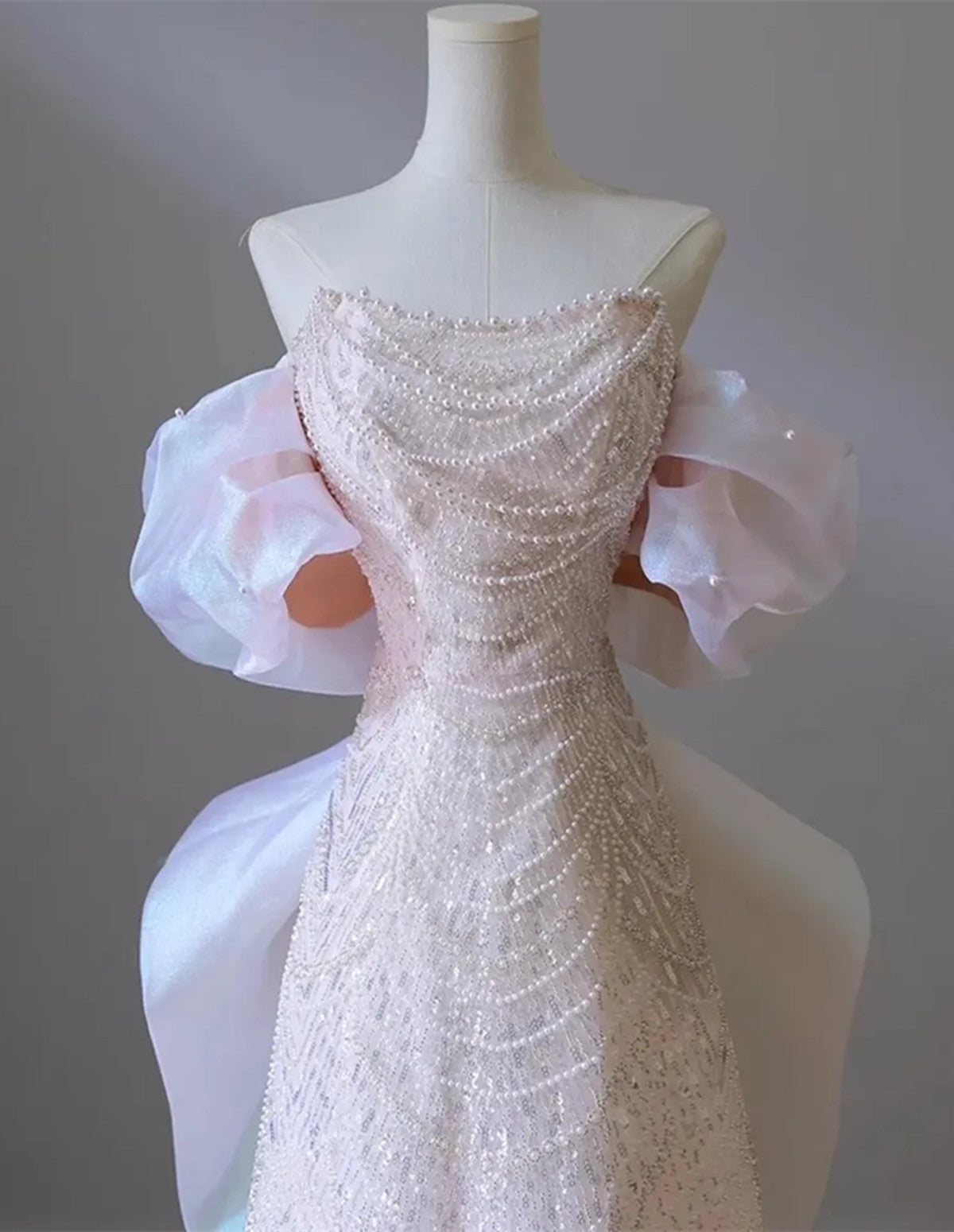 Vestido de fiesta de encaje rosa sin tirantes y con cuentas en forma de A 