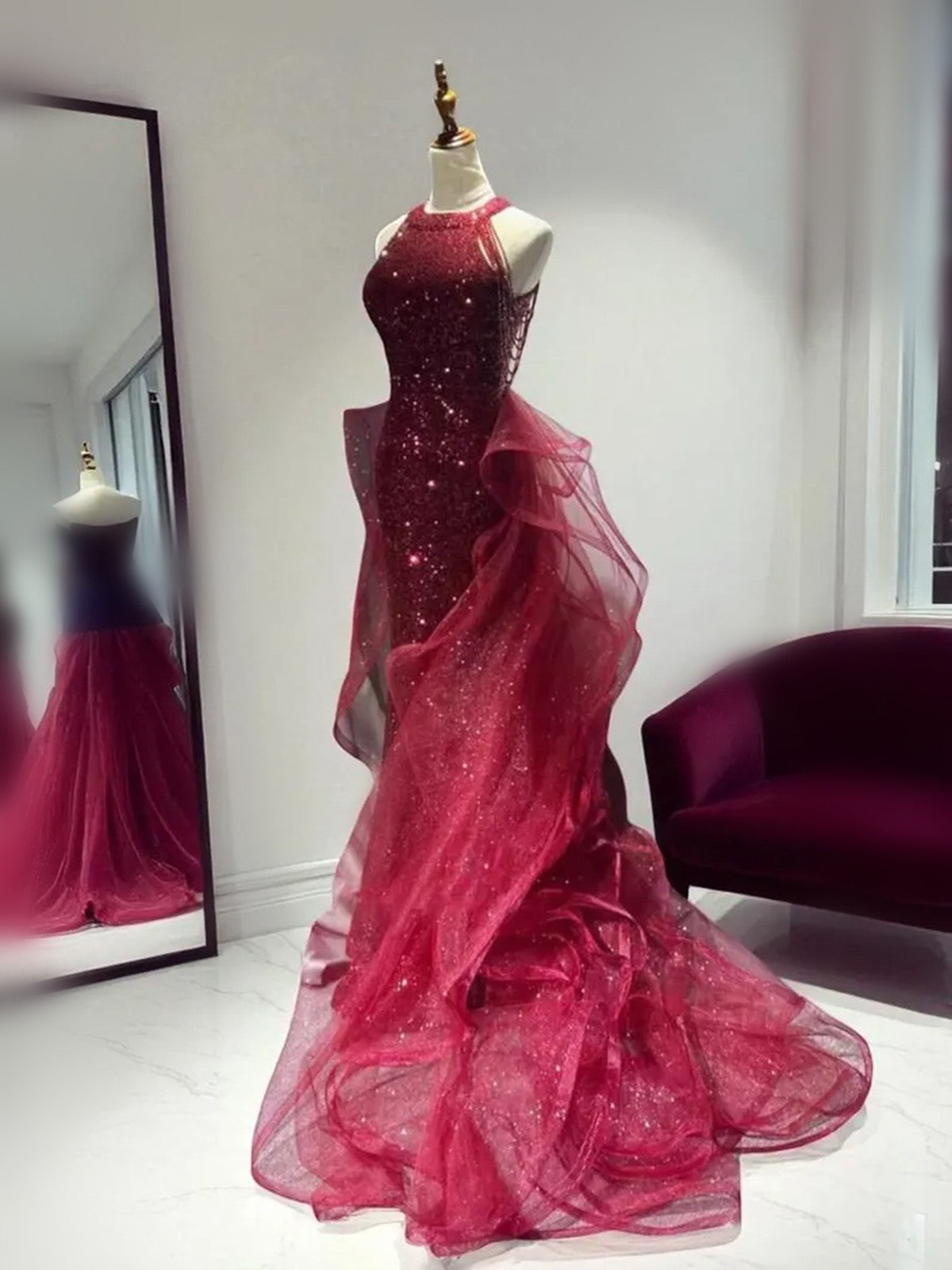 Precioso vestido de fiesta largo con cuello halter de tul y lentejuelas color rojo vino 