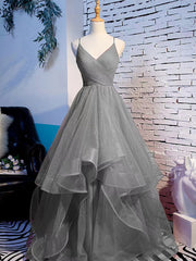 Hermoso vestido de fiesta largo con tirantes y capas de tul. 