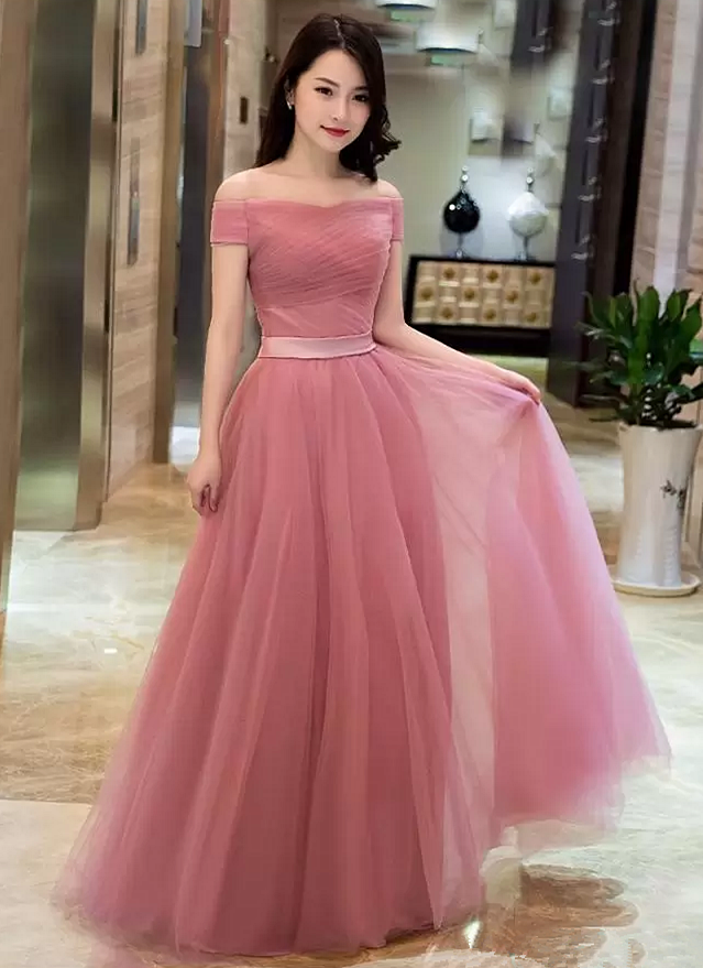 Hermoso vestido de fiesta juvenil rosa con hombros descubiertos y largo hasta el suelo 