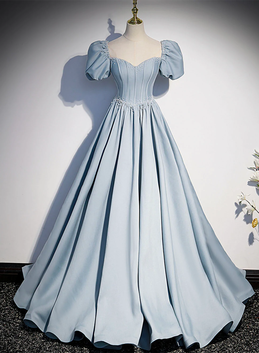 Vestido de fiesta largo de satén azul con perlas 