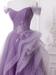 Vestido formal largo de tul morado con apliques de encaje 